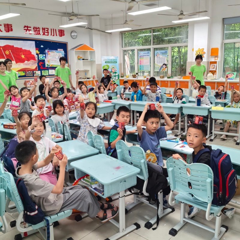 领礼物大合影1 (2)